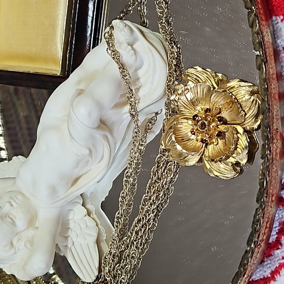 Vintage 1940s Hobe pendant and chain, gold flower with intricate chain. Signed - Picture 8 of 9